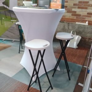 Table mange debout avec 2 tabouret lors d'un événement professionnelle