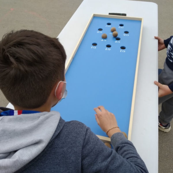 Enfant qui joue au billard japonais en location