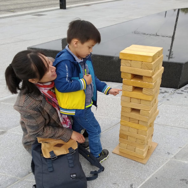 Mère et son fils jouant au jenga géant en location