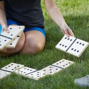 Dominos géants en bois dans un jardin