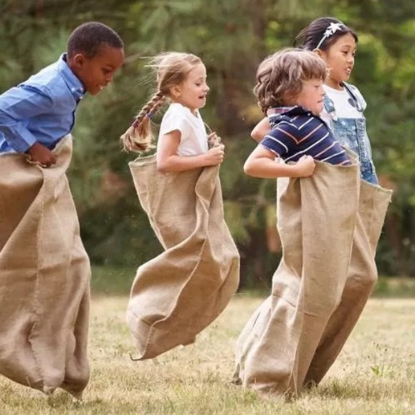 Enfants qui jouent à la course en sac