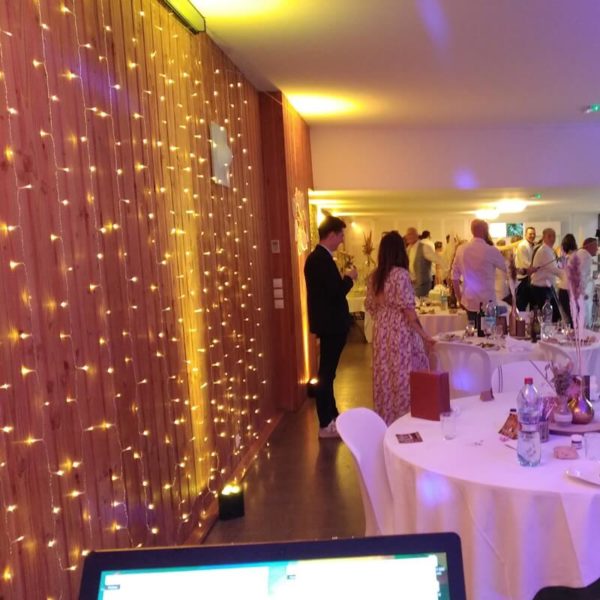 Rideau lumineux avec mini leds sur un mur en bois dans un mariage