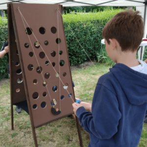 Enfant qui joue au remonte bille géant double-face