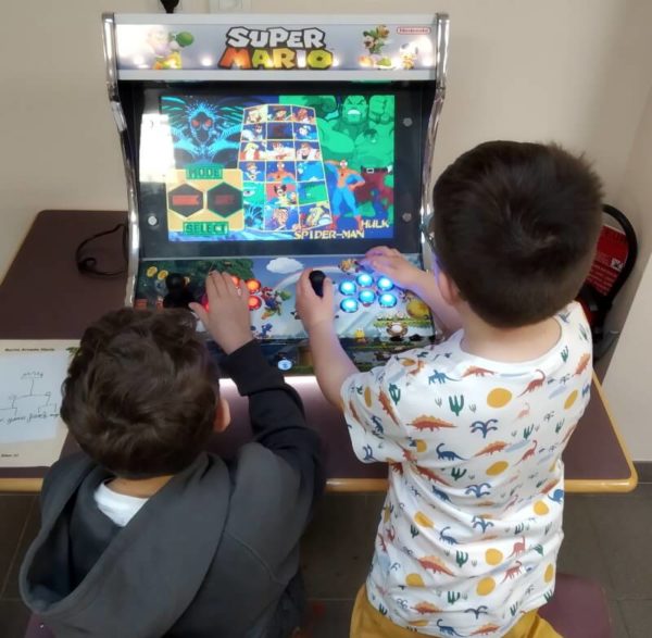 Enfants jouant à la borne d’arcade en location