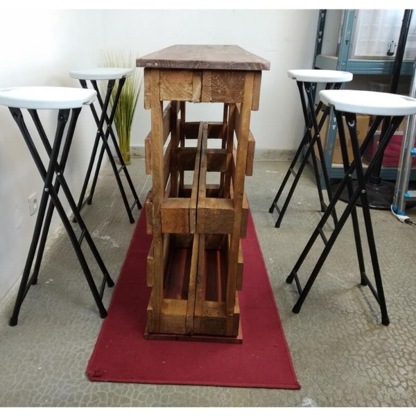 Mini bar en palette avec tabouret pliable sur les côtés