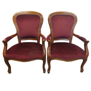 Deux fauteuils voltaire de couleurs bordeaux, en location