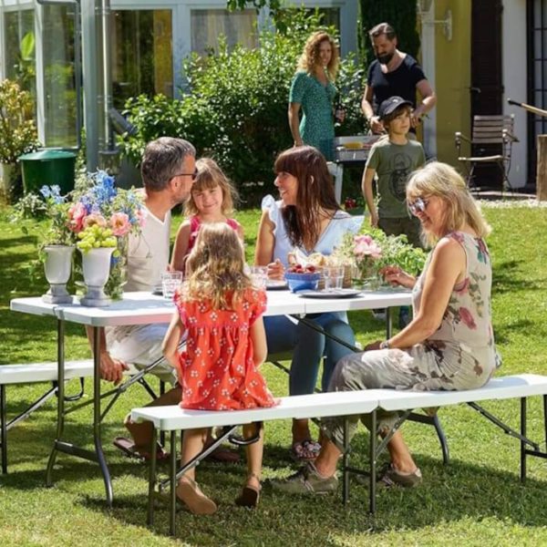 tablée de garden party avec banc et table pliants