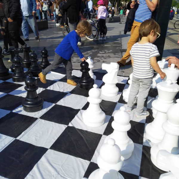 Enfants qui joue au jeu d'Échecs XXL en location