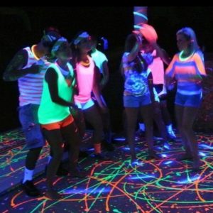 exemple de fête avec la UV barre de leds noirs à ultraviolets avec des effets fluo/flashy