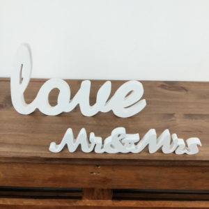 Petites déco de mariage avec lettres Love et lettres Mr&Mrs