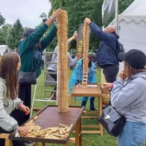 Personnes qui sont en train de faire un concours de tours de kaplas