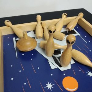 zoom sur les quilles et la toupie du jeu bowling martiens