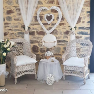 Fauteuils en osier blanc avec déco coeurs et voilages blancs