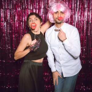 deux personnes qui s'amusent avec un photobooth