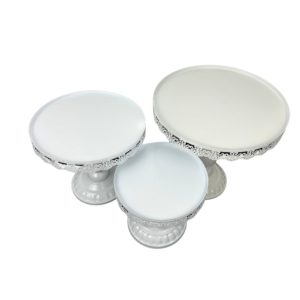 Vue du dessous des présentoirs à desserts blanc en dentelle 3 tailles différentes